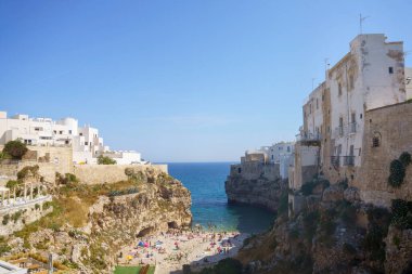 Polignano a Mare, Bari eyaletinin tarihi şehri, Apulia, İtalya: kıyıdaki eski binalar