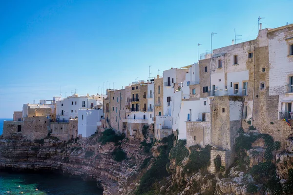Polignano a Mare, Bari eyaletinin tarihi şehri, Apulia, İtalya: kıyıdaki eski binalar