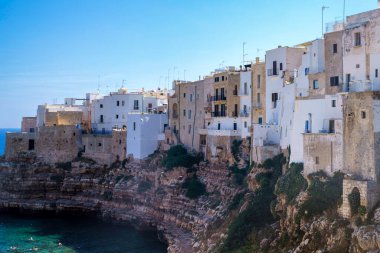 Polignano a Mare, Bari eyaletinin tarihi şehri, Apulia, İtalya: kıyıdaki eski binalar