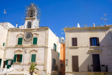 Polignano a Mare, Bari eyaletinin tarihi şehri, Apulia, İtalya: kıyıdaki eski binalar