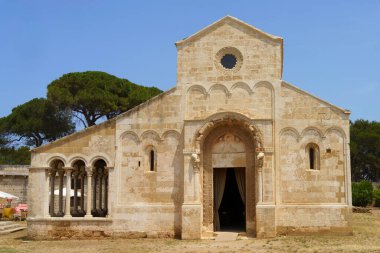 İtalya 'nın Lecce ilindeki Santa Maria di Cerrate Ortaçağ Manastırı' nın dışında.