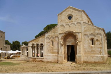 İtalya 'nın Lecce ilindeki Santa Maria di Cerrate Ortaçağ Manastırı' nın dışında.