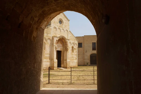 İtalya 'nın Lecce ilindeki Santa Maria di Cerrate Ortaçağ Manastırı' nın dışında.