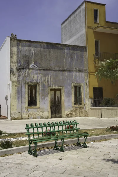 Torchiarolo Brindisi Provinsen Apulien Italien Grön Bänk Och Gammalt Hus — Stockfoto