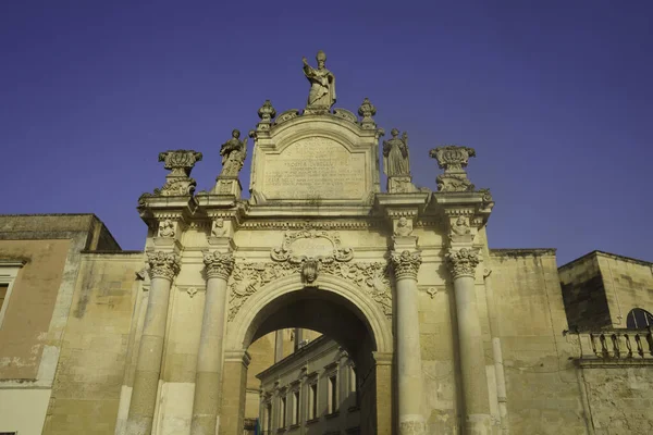 Lecce Apulia Olaszország Porta Rudiae Történelmi Kapu Boltívekkel Szobrokkal — Stock Fotó
