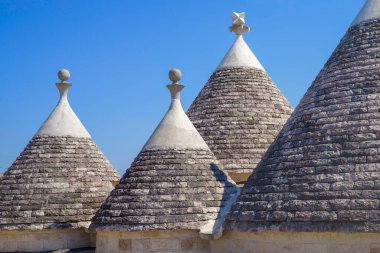 Haziran ayında Locorotondo ve Cisternino, Bari, Apulia, İtalya arasında bir kır manzarası. Trulli.