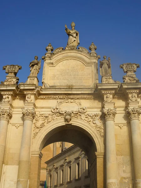 Lecce Apulia Włochy Porta Rudiae Zabytkowe Drzwi Łukiem Posągami — Zdjęcie stockowe