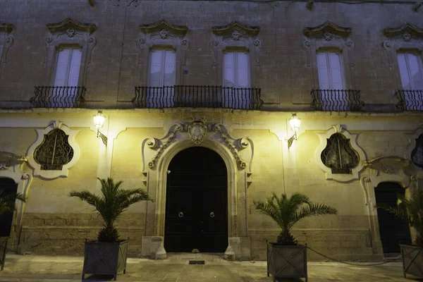 Lecce Apulia Ιταλία Εξωτερικό Των Ιστορικών Κτιρίων Βράδυ — Φωτογραφία Αρχείου