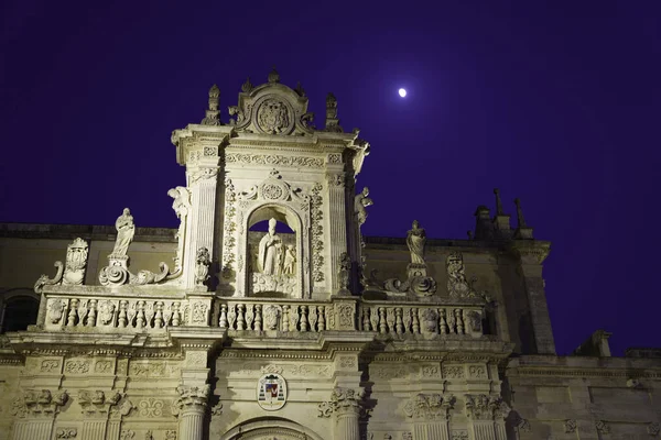 レッチェ プーリア州 イタリア 夜に大聖堂広場 ドゥオーモ広場 の歴史的建造物の外観 — ストック写真