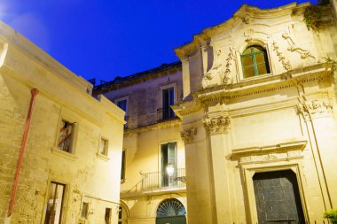 Lecce, Apulia, İtalya: Akşamları tarihi binaların dışı