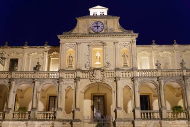 Lecce, Apulia, İtalya: geceleri katedral meydanındaki (Piazza del Duomo) tarihi binaların dış yüzeyi