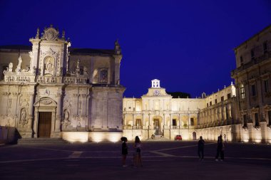 Lecce, Apulia, İtalya: geceleri katedral meydanındaki (Piazza del Duomo) tarihi binaların dış yüzeyi