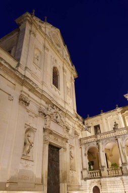 Lecce, Apulia, İtalya: geceleri katedral meydanındaki (Piazza del Duomo) tarihi binaların dış yüzeyi
