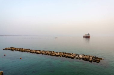 Taranto, Apulia, İtalya: Akşam limana yakın bir tekne