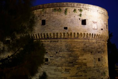 Taranto, Apulia, İtalya: Geceleri deniz üzerindeki şatonun manzarası