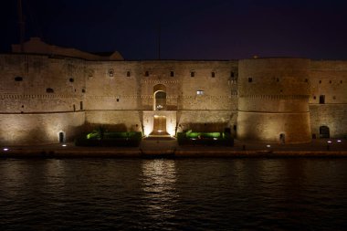 Taranto, Apulia, İtalya: Geceleri deniz üzerindeki şatonun manzarası