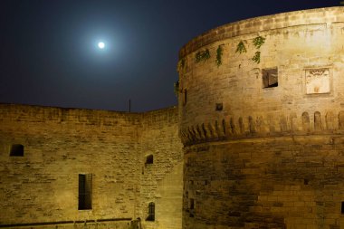 Taranto, Apulia, İtalya: Geceleri deniz üzerindeki şatonun manzarası