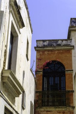 Nardo, İtalya 'nın Apulia eyaletindeki tarihi şehir. Tipik sokak.