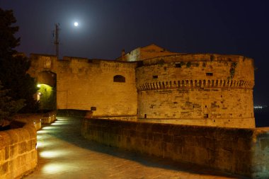 Taranto, Apulia, İtalya: Geceleri deniz üzerindeki şatonun manzarası