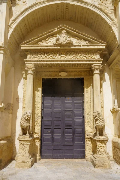 ナルド イタリアのレッチェ州の歴史的な都市 マドンナ カーマイン教会の外観 — ストック写真