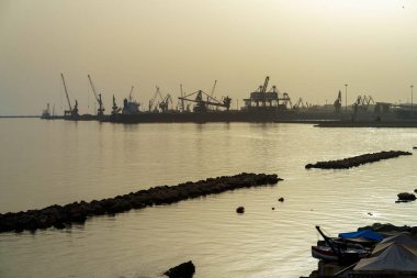 Taranto, Apulia, İtalya: Akşamları liman manzarası