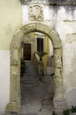 Copertino, Lecce eyaletinin tarihi şehri, Apulia, İtalya. Bir sokak.
