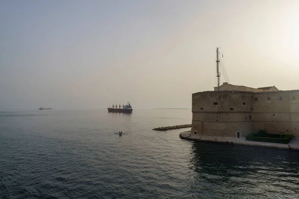 Taranto Apulia Talya Akşamları Deniz Üzerindeki Şatonun Manzarası — Stok fotoğraf