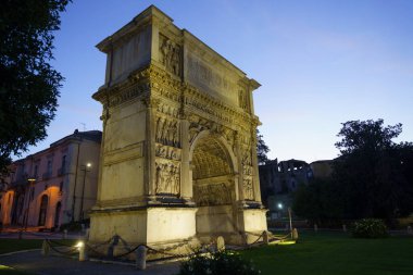 Benevento, Campania, İtalya: Roma Arco di Traiano, geceleri heykelleri olan tarihi anıt
