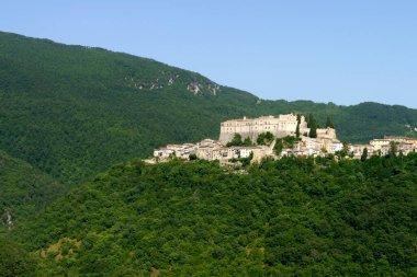 Yazın İtalya 'nın Lazio eyaletindeki tarihi Rieti kenti Rocca Sinibalda manzarası
