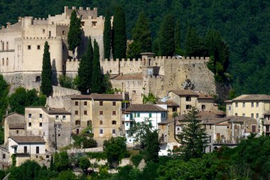 Yazın İtalya 'nın Lazio eyaletindeki tarihi Rieti kenti Rocca Sinibalda manzarası