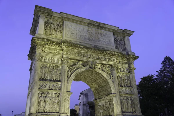Беневенто Кампания Италия Римский Арко Триано Исторический Памятник Скульптурами Ночью — стоковое фото