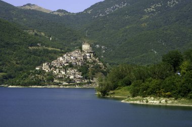 Turano Gölü manzarası, Rieti ili, Lazio, İtalya, yaz aylarında