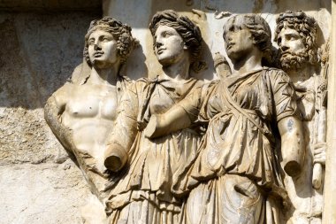 Benevento, Campania, İtalya: Roma Arco di Traiano, heykelleri olan tarihi anıt, sabah