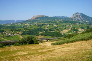 Benevento 'dan Torrepalazzo, Campania, İtalya' ya uzanan yaz manzarası