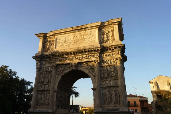 Benevento Campania Talya Roma Arco Traiano Heykelleri Olan Tarihi Anıt — Stok fotoğraf
