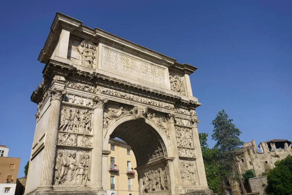 Benevento Kampania Włochy Rzymskie Arco Traiano Zabytek Rzeźbami Rano — Zdjęcie stockowe