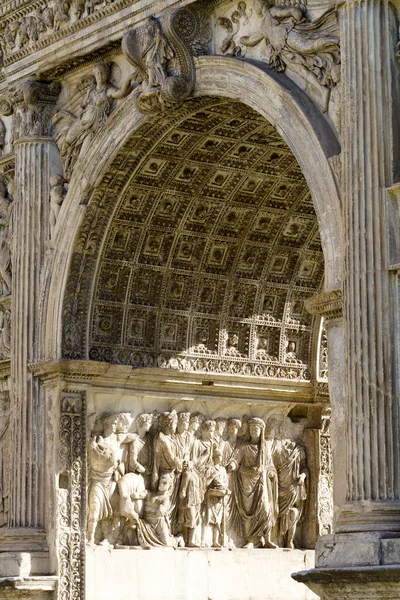 意大利坎帕尼亚 本尼文托 罗马特拉亚诺艺术馆 带有雕塑的历史性纪念碑 — 图库照片