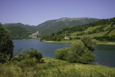 Turano Gölü manzarası, Rieti ili, Lazio, İtalya, yaz aylarında