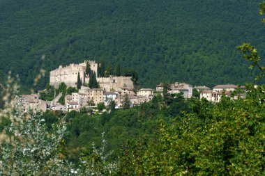 Yazın İtalya 'nın Lazio eyaletindeki tarihi Rieti kenti Rocca Sinibalda manzarası