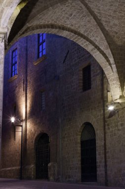 Rieti, Lazio, İtalya: Geceleri katedral meydanı yakınlarındaki tarihi binalar