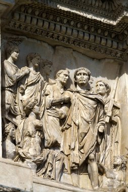 Benevento, Campania, İtalya: Roma Arco di Traiano, heykelleri olan tarihi anıt, sabah
