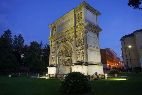 Беневенто Кампания Италия Римский Арко Триано Исторический Памятник Скульптурами Ночью — стоковое фото