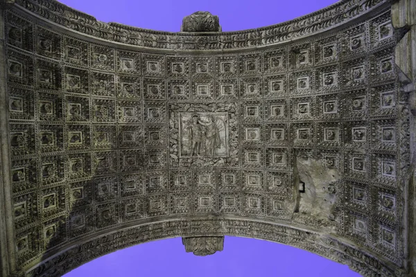 Benevento Kampania Włochy Rzymskie Arco Traiano Zabytek Rzeźbami Nocą — Zdjęcie stockowe