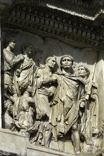 이탈리아 캄파니아의 베네벤토 로마의 아르코 아침에 조각으로 장식된 역사적 기념물 — 스톡 사진