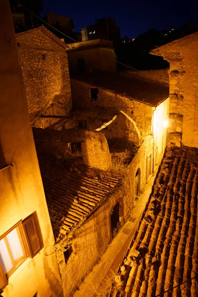 Akşam vakti İtalya 'nın Lazio eyaletinin Frosinone eyaletindeki tarihi Veroli manzarası.