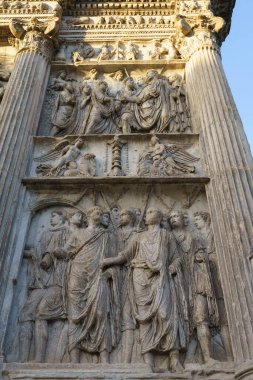 Benevento, Campania, İtalya: Roma Arco di Traiano, heykelleri olan tarihi anıt