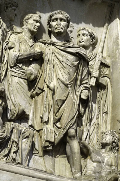 意大利坎帕尼亚 本尼文托 罗马特拉亚诺艺术馆 带有雕塑的历史性纪念碑 — 图库照片