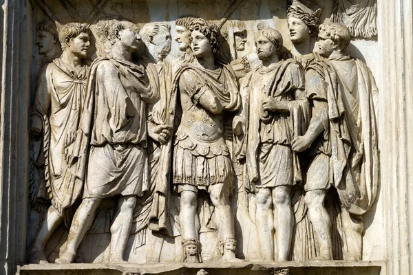 イタリア カンパニア州ベネヴェント ローマのアルコ トライアーノ 午前中に彫刻と歴史的記念碑 — ストック写真