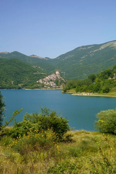 夏には イタリアのラツィオ州のRieti州でのTurano湖の眺め — ストック写真