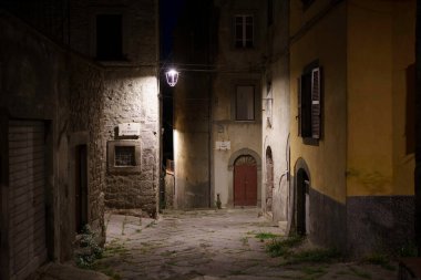 Viterbo, Lazio, İtalya: Geceleyin tarihi binalar